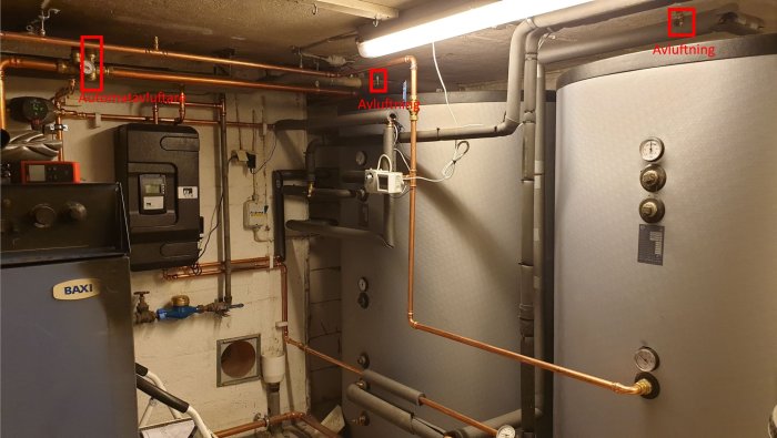 Pannrum med BAXI värmepanna, tankar, kopparledningar och automatavluftare.