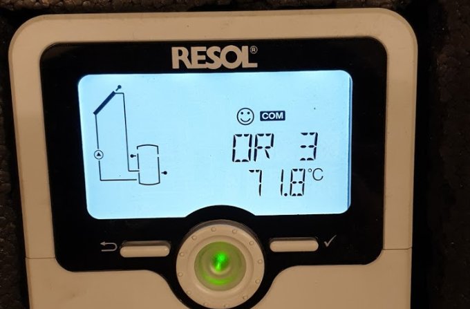 Digital RESOL termostat med display som visar en temperatur på 71.8 grader Celsius.