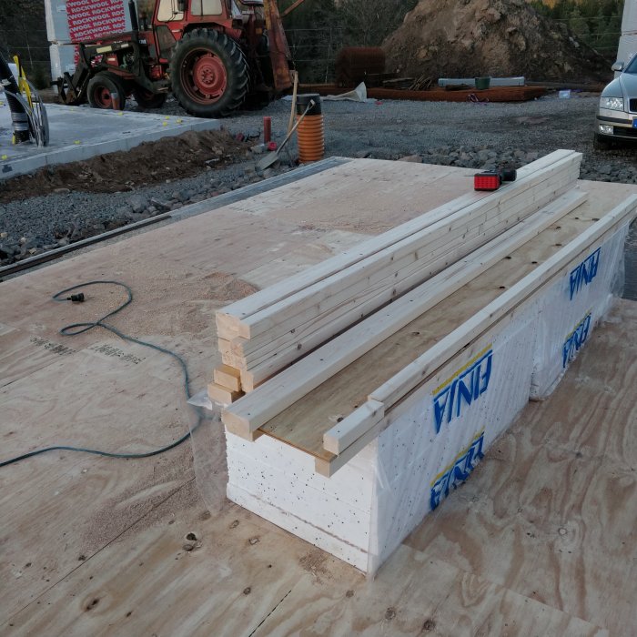 Hemmagjord sågbänk och formbord med 2x4 reglar, plywood och isolering på en betongplatta.