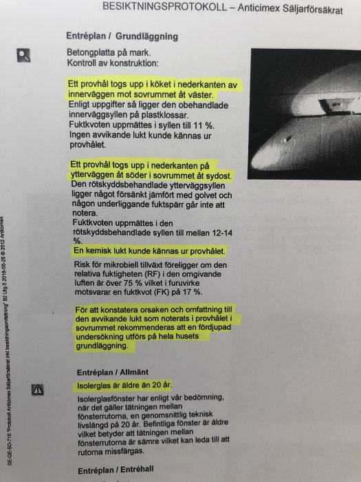 Foto av ett besiktningsprotokoll med text som beskriver fuktmätningar och observationer i ett hus.