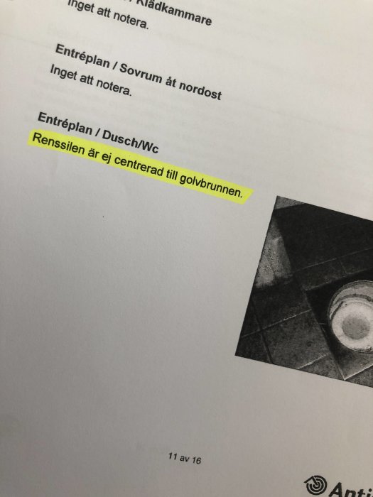 Bild på ett dokument med text och markerad fras "Rensilen är ej centrerad till golvbrunnen", inkluderar närbild på golv med ej centrerad golvbrunn.