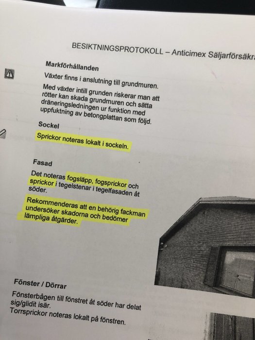 Besiktningsprotokoll med anteckningar om markförhållanden och sockel, rekommendation att en fackman bör undersöka skador, samt bild på husfasad.