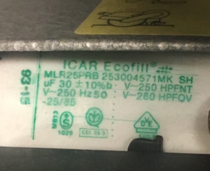 Närbild av en ICAR Ecofill kondensatoretikett med tekniska specifikationer och modellbeteckning MLR25 PRB.