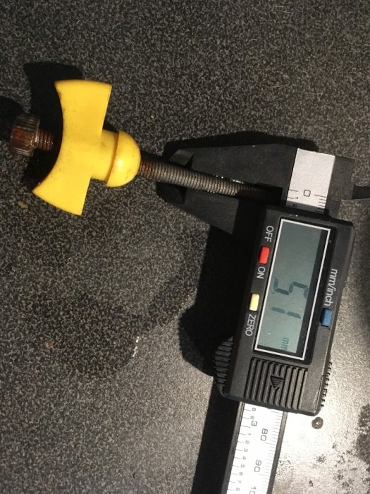 Rostig skruv i digital skjutmått visar 5,1 mm diameter på svart bakgrund.