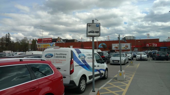 Parkeringsplats på Ikea utan släpkärror i markerade rutor för bilsläp.