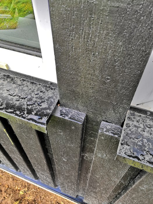 Närbild på fönsterbleck med potentiell felmontering som kan leda till vatteninträngning vid fönster.