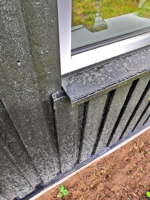 Fuktigt fönsterbleck på hus med potentiell felmontering som kan leda till vatteninträngning.