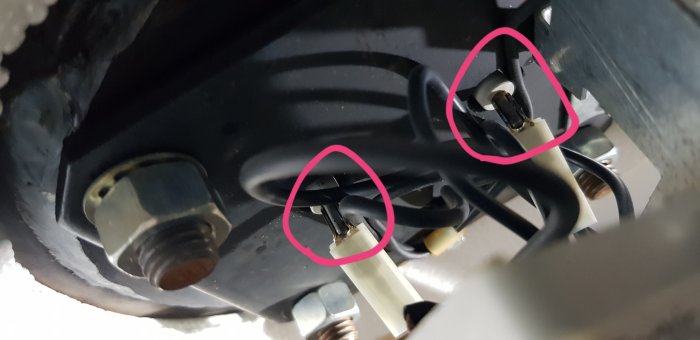 Närbild på en värmepanna med elanslutningar markerade med rosa cirklar, troligt fel på värmeelement.