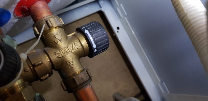 Blandningsventil i mässing med reglage inställt på max position.