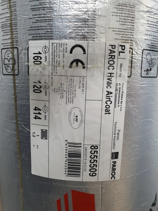 Etikett på Paroc ventilationsisolering visande specifikationer: isoleringstjocklek 120mm, rördiameter 160mm.