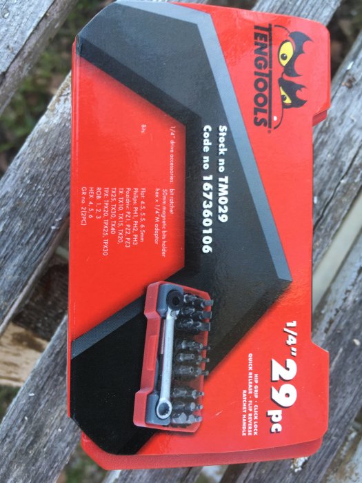 En Teng Tools bitssatsförpackning i rött och svart på en träyta.