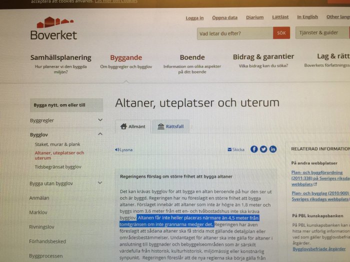 Skärmbild av Boverkets webbplats med information om byggregler för altaner där texten nämner 4,5 meters regel och grannens medgivande.