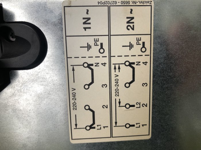 Äldre elschema på ett papper som visar kopplingsdiagram för 1-fas och 2-fas 220-240V installationer.