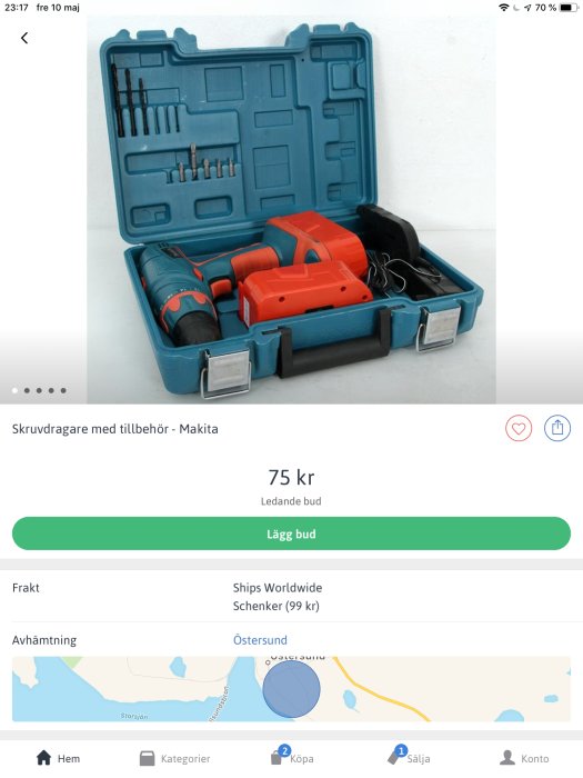 Skruvdragare med tillbehör från Makita i en blå förvaringslåda.