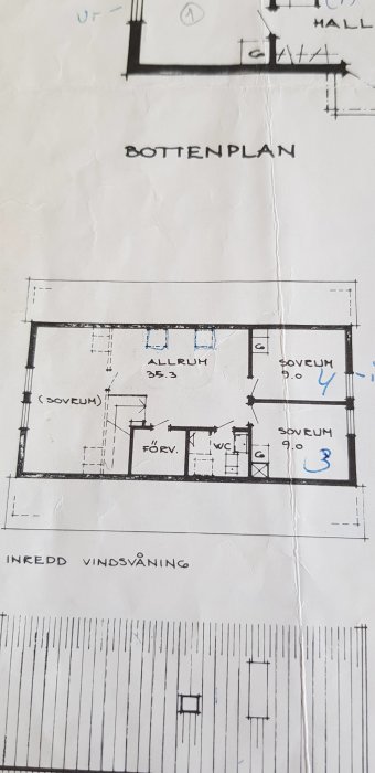 Ritning av bottenvåningen i en villa som visar sovrum och allrum, med en markerad vägg mellan sovrum 3 och 4.