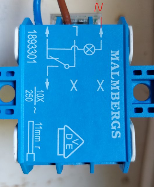 Blå installationsdosa märkt "MALMBERGS" med elektrisk schema och anslutna kablar.