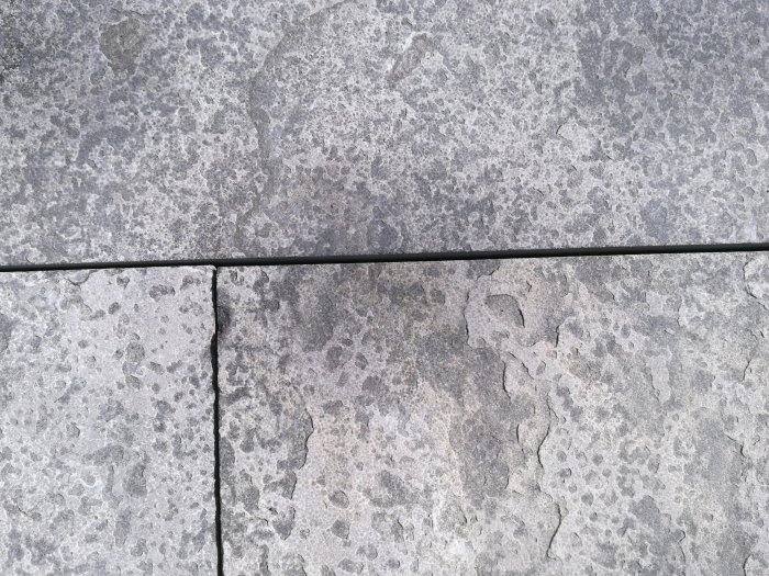 Altanlagd kalkstensplattor med ojämna glipor mellan stenarna.