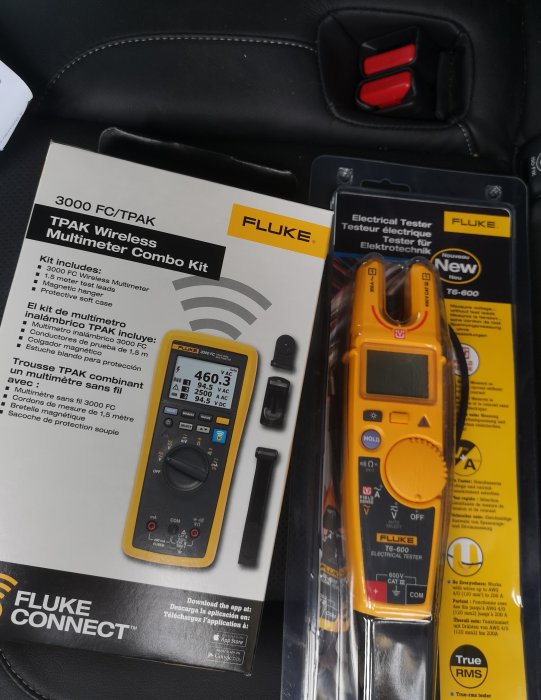 Nya Fluke mätinstrument, en 3000 FC trådlös multimetrar och T6-600 elektrisk tester, på säte.