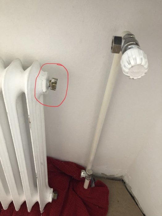 Demonterat och nymålat radiatorselement med möjligt gängproblem och sned mutter vid anslutning.