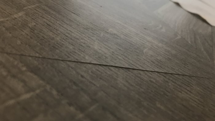 Närbild på ojämna skarvar på Tarketts laminatgolv "Manor Oak Vogue".