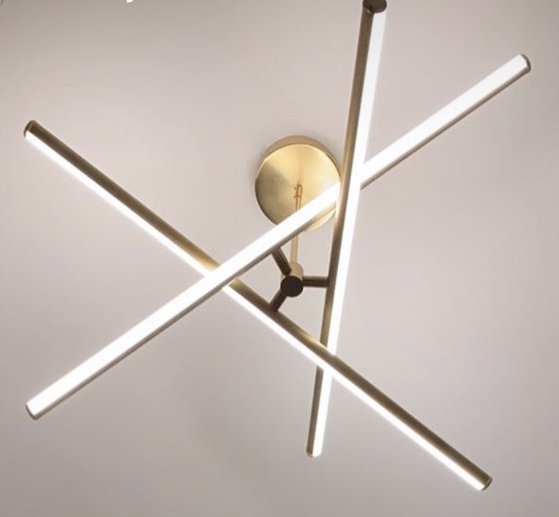 Modernt takmonterat korsformat ljusarmatur med fyra LED-armar.