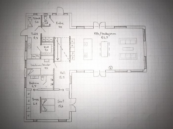 Handritad planlösning av ett hus med markerade rum och mått.