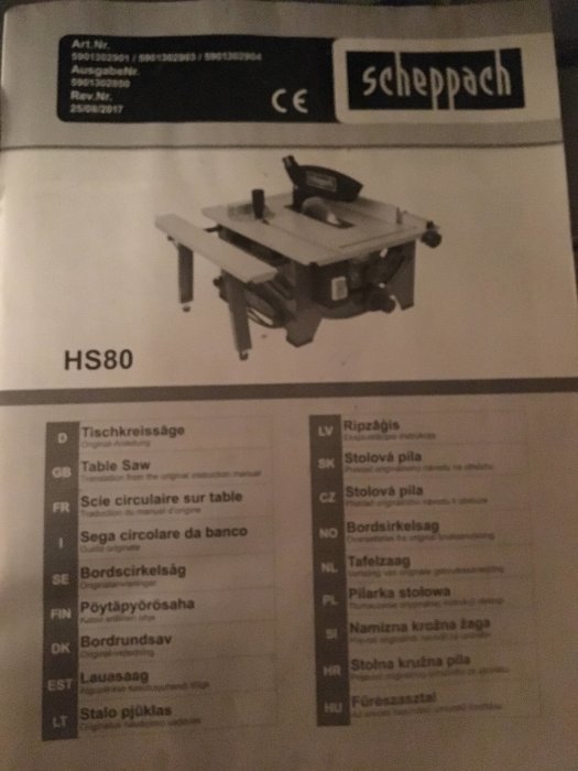 Svartvit bild av en Scheppach bordscirkelsåg HS80 annonserad med produktnamn och flerspråkig beskrivning.