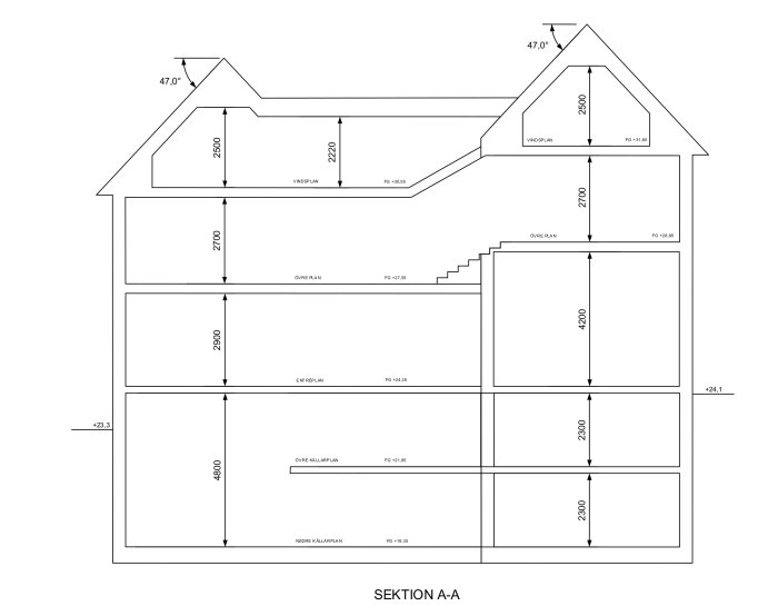 Sektionsritning av ett hus med måttangivelser, visar en dubbelhöjd källare och tre våningsplan.