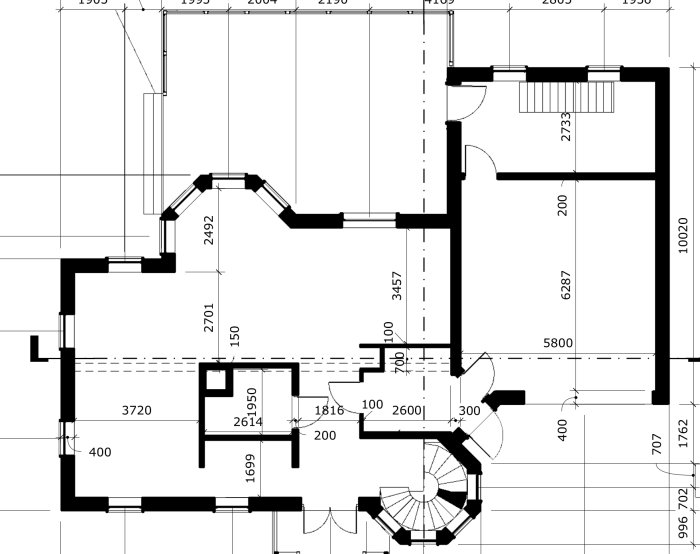 Arkitektonisk ritning av bottenvåningen för en byggnad, inkluderar mått och en spiraltrappa.