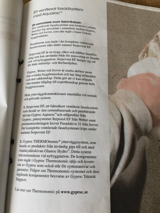 Öppnad informationsbroschyr om Weber Serpovent EF ventilerat fasadsystem med text och bild på fasadputsning.