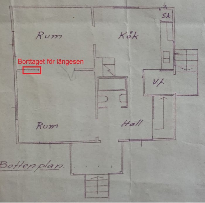 Handritad planritning av bottenvåningen i ett hus, markerat där en vägg är borttagen.