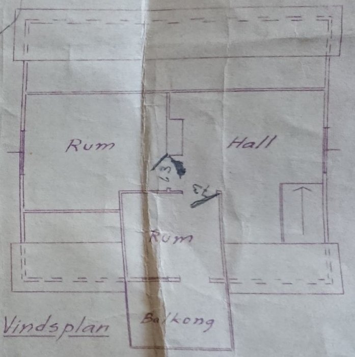 Handritad skiss av vindsvåningen i ett hus med markerade rum och en tvärgående vägg.