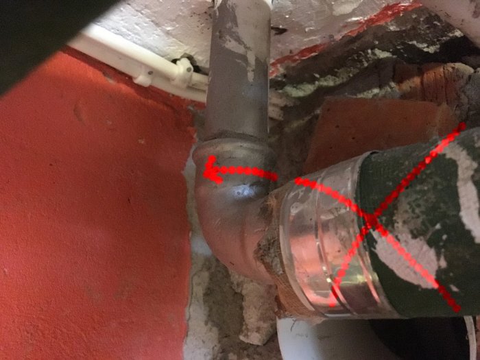 Värmerör med röda markeringar som visar planerad ändring av rörens väg i ett värmesystem.