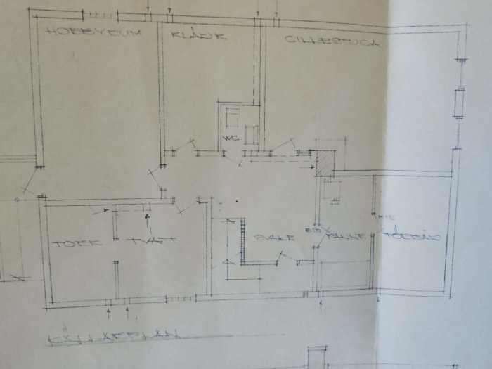 Handritad planritning av ett hus från 1971 som visar möjlig bärande vägg markerad med prickar som användaren överväger att riva.