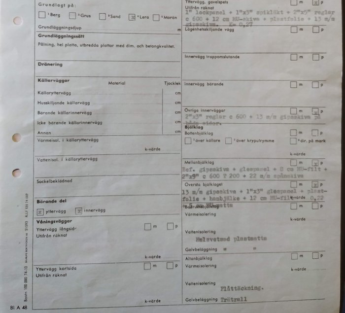 Teknisk ritning av husets planlösning som visar olika väggar och mätningar, med en markerad potentiellt bärande vägg.