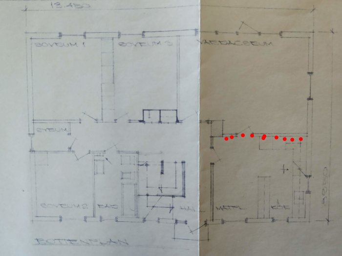 Ritningar av husets planlösning med markerad vägg, avsedd för diskussion om köksrenovering.