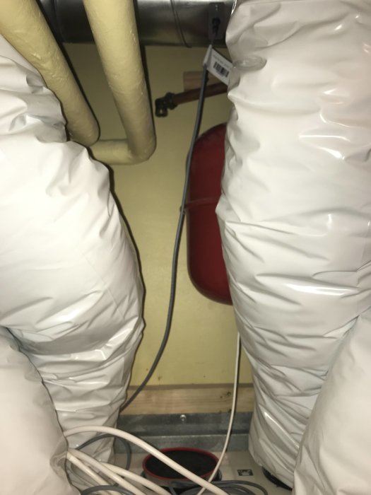 Nyligen installerad FTX enhet med synligt 22 mm kopparrör och kopplingar.