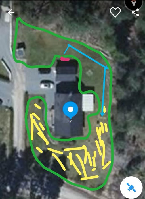 Satellitbild på en fastighet med överdragna markeringar som visar vägen något studsar mot skogen och vidare ner mot en passage.