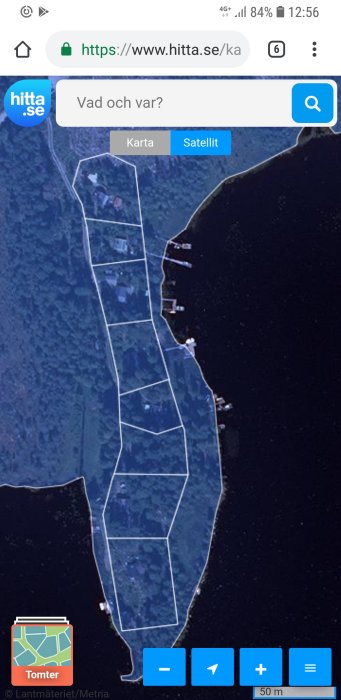 Satellitbild över kustlinje med markerade fastighetsgränser nära stranden.