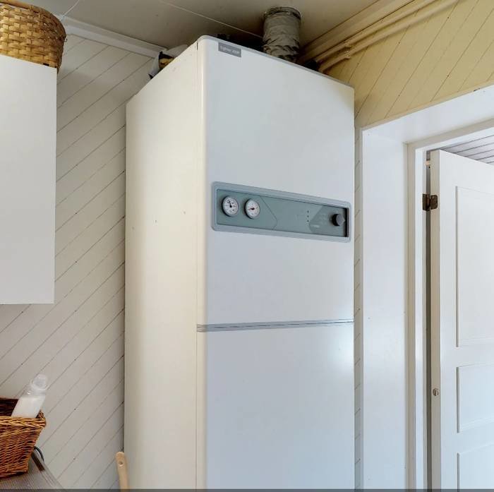 Värmepump NIBE Fighter 200P i vit miljö med synliga mätinstrument.