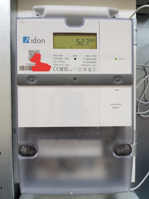 Elmätare med teknisk information och serienummer, visar 522 kWh förbrukning.