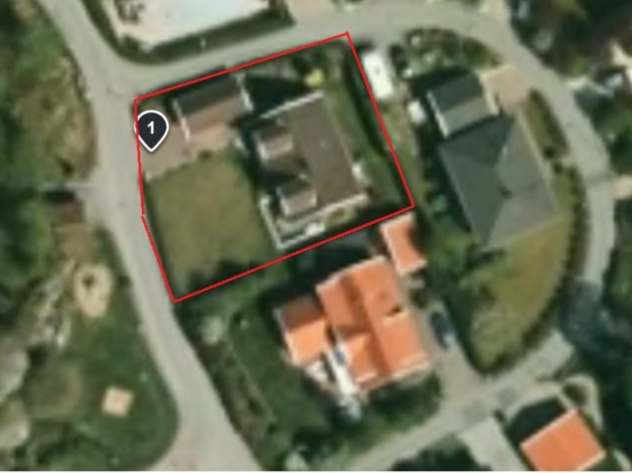 Flygfoto över en fastighet med markering av tomtgränser och ett enskilt hus med garage.