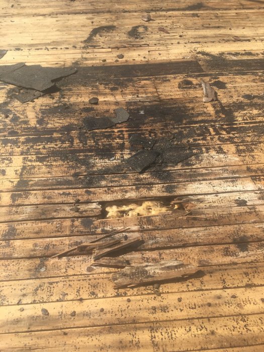 Rutten råspont med skador och läckage på ett hus från 1963, behov av byte inför ny takbeläggning.