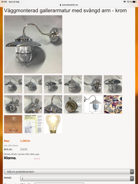 Kromad väggmonterad gallerarmatur med svängd arm och genomskinligt glas, visas i webbutik.