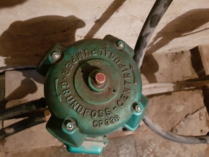 Gammal Grundfos CP3-38 centrifugalpump för trädgårdsbevattning i ett hus.