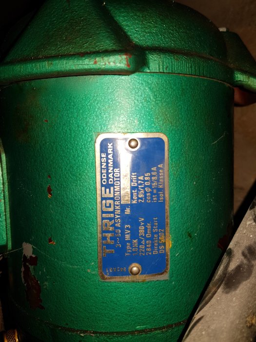 Grön centrifugalpump från Grundfoss med namnskylt från Thrige Odense, Danmark, detaljerad specifikation.