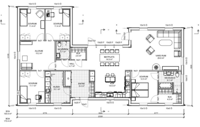 Arkitektritning av en planlösning med flera sovrum, allrum, kök, och vardagsrum.