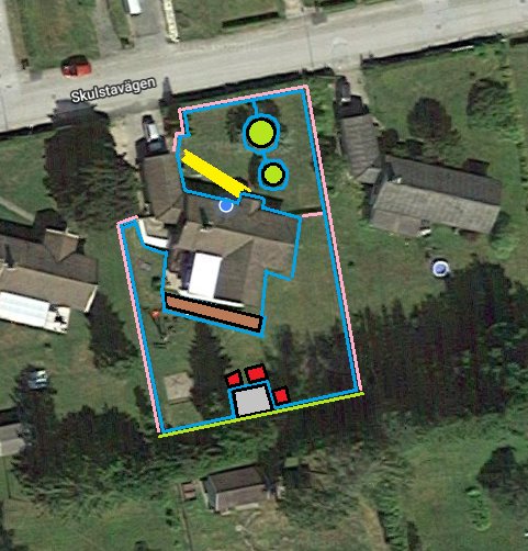 Satellitbild av tomt med markeringar för robotklippargränser, staketöppning, gångväg, friggebod, trädäck, och vegetation.