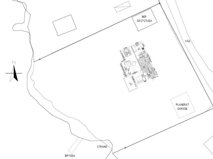 Tomtplan med detaljerade skisser av husplacering, planerad garageplats och omgivande områden som strand och väg.