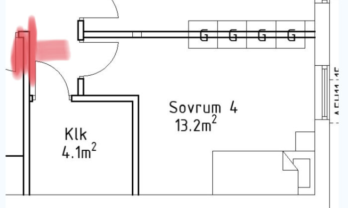 Ritning av husplan med rödmarkering för väggborttagning, position för sovrum och garderober.